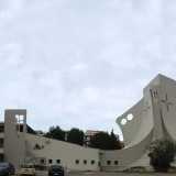 Il tempio si presenta come una sorta di �tenda� alta 20 metri con sommit� quadrata ma con una base cruciforme di cui una parte si estende verso ovest. L�aula liturgica vera e propria � una delle poche architetture in cemento armato a Bari che non si reggono grazie al classico sistema a pilastri ma sta in piedi per l�equilibrio generato dalla geometria stessa dello stabile